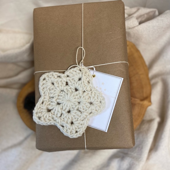 gift tag set of three neutral off white cream crocheted star with tags - Picture 1 of 8